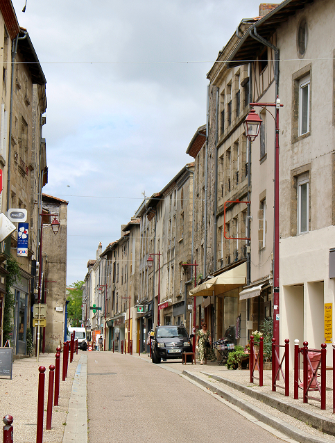 Rue pavée d'une ville française aux façades en pierre, secteur d'intervention DiagEssentiel