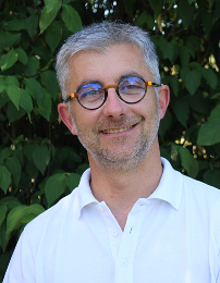 Portrait professionnel du fondateur DiagEssentiel, homme souriant à lunettes