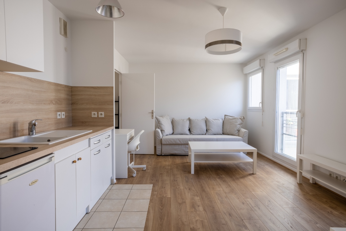 Studio meublé lumineux avec kitchenette, mesurage surface habitable loi Boutin