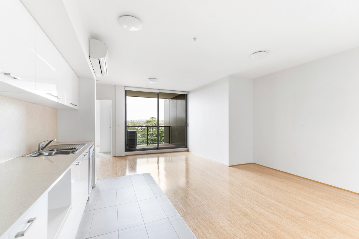 Appartement vide lumineux cuisine et salon, mesurage surface loi Carrez