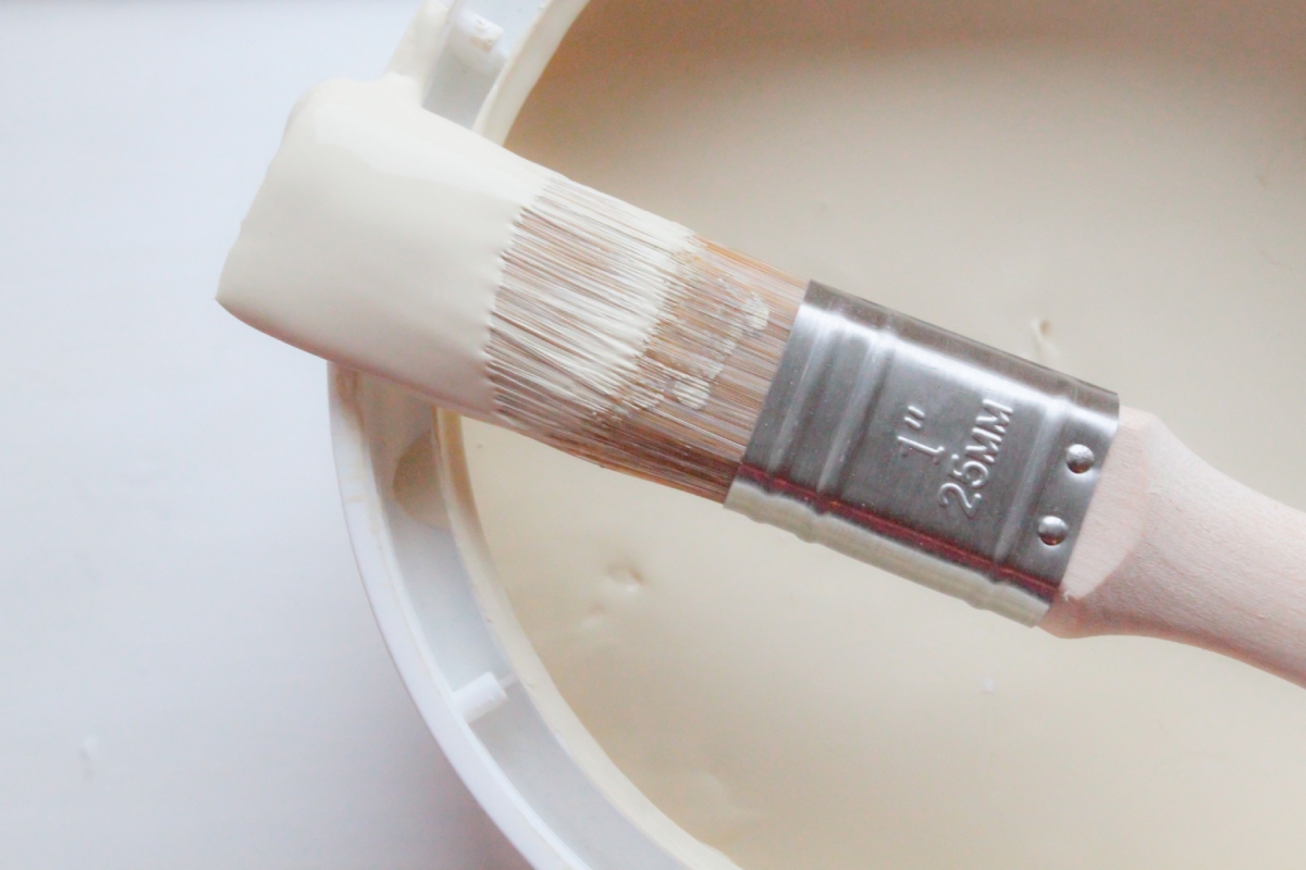 Pinceau et pot de peinture crème, repérage plomb dans logements anciens